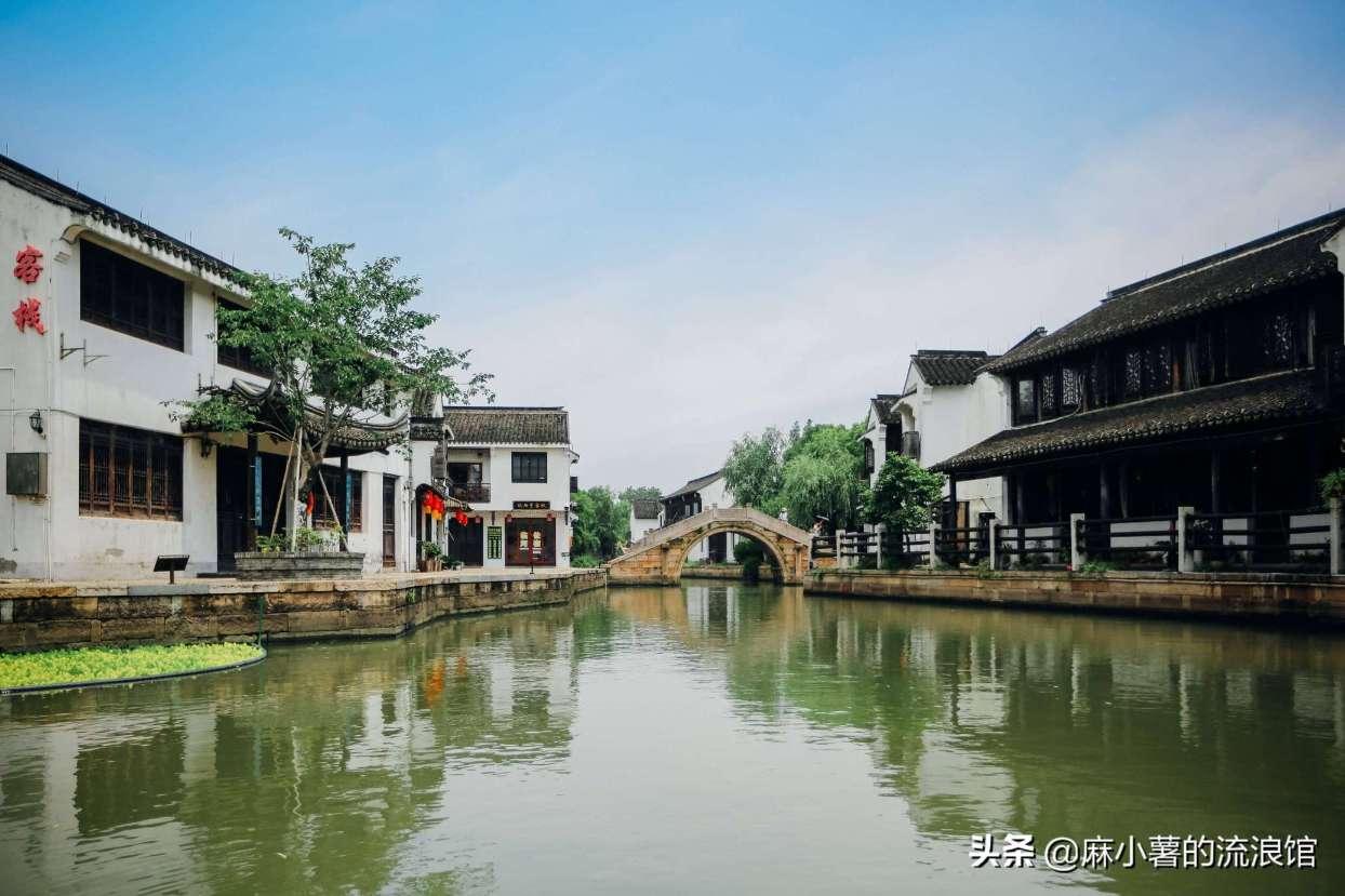 两个中间有孔的质量为M的小球A、B用一轻弹簧相连，套在水平光滑横杆上．两个小球下面分别连一轻弹簧．两
